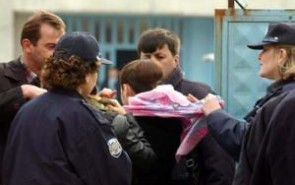 حمله به بانوی محجبه و متهم سازی مسلمانان به قتل!