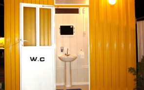 قرار نیست کسی اینجا وضو بگیرد؟