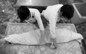 چرا مرده را غسل می‌دهند، کفن می‌پوشانند و دفن می‌کنند؟