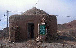 مزاری که ضریح ندارد