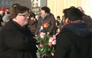 هدیه گل مسلمانان فرانسه در پاریس