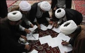 شخصی که لباس روحانیت را می‌پوشد چگونه باید عمل کند؟