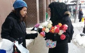 دانشجویان مسلمان اتاوا با اهدای گل اسلام حقیقی را معرفی می‌کنند