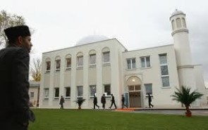 توهین به زنان محجبه عادی می‌شود