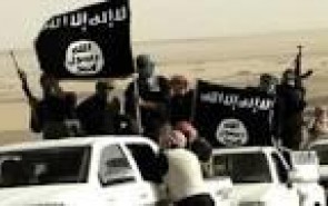 پرچم داعش در دست طالبان مسلح افغانستان