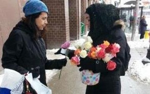 معرفی اسلام راستین با اهدای گل به شهروندان هلندی