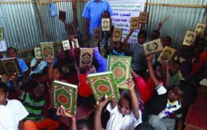 توزیع نسخه‌های قرآن در مدارس سومالی