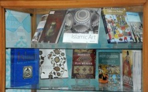 فقر مشهود آثار دینی و اسلامی در غرفه‌های ناشران هنری/ پراکندگی چیدمان