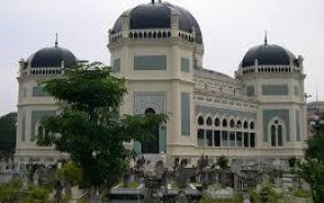 بعد از مسکن بیشتر ساختمان‌های اندونزی مسجد است