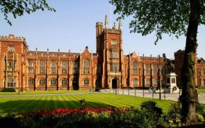 دانشجویان مسلمان دانشگاه ایرلند در راهروها نماز می‌خوانند