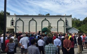 تجمع مردم «لوییزویل» آمریکا برای زدودن شعارهای ضداسلامی از روی مسجد